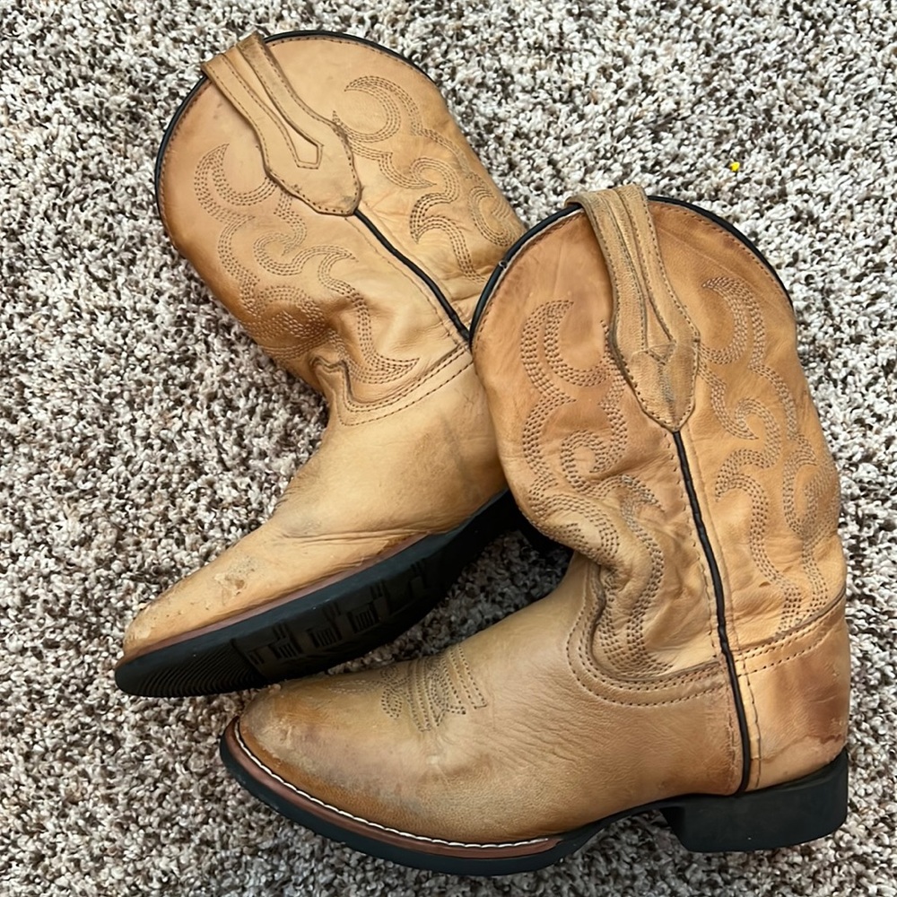 Tan cowgirl boots